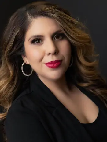 Elena Flores