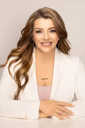 Nicole Lakin