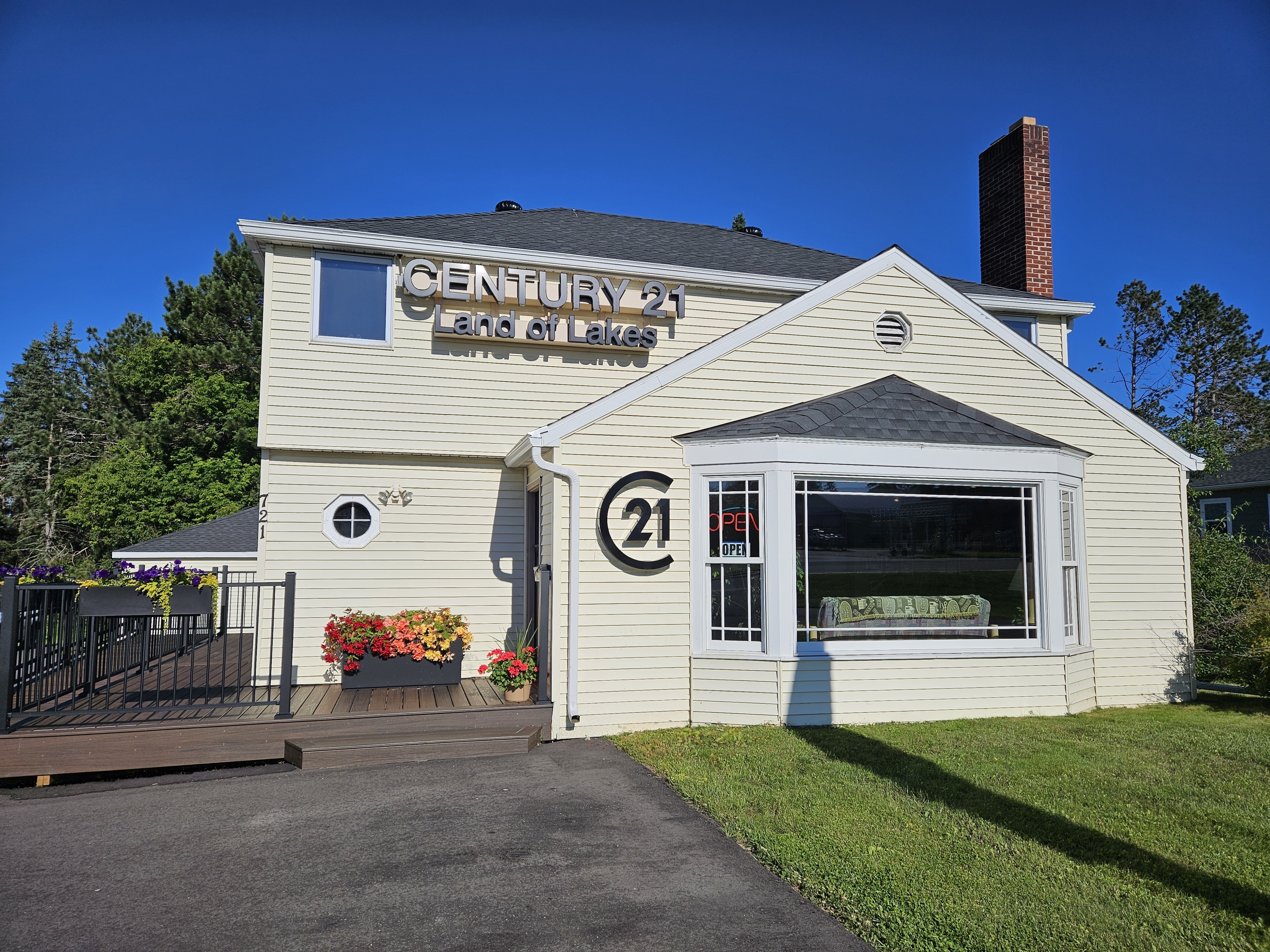 CENTURY 21 Land of Lakes