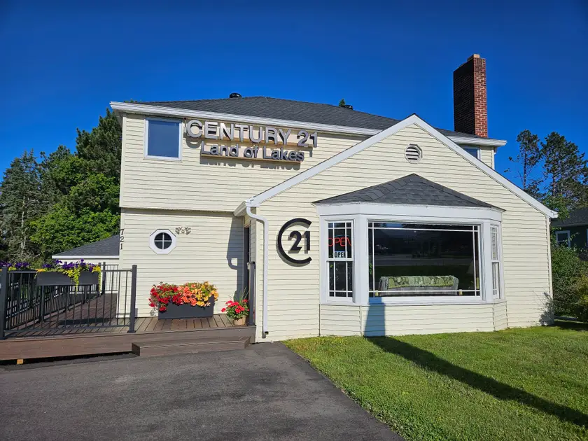 CENTURY 21 Land of Lakes