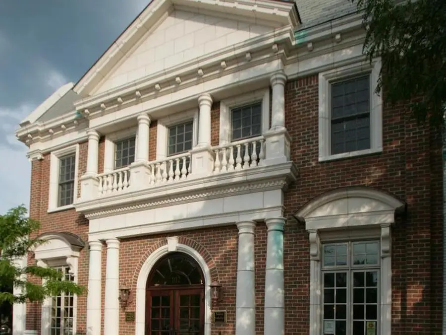 Grosse Pointe Real Estate Broker in Grosse Pointe Farms, MI